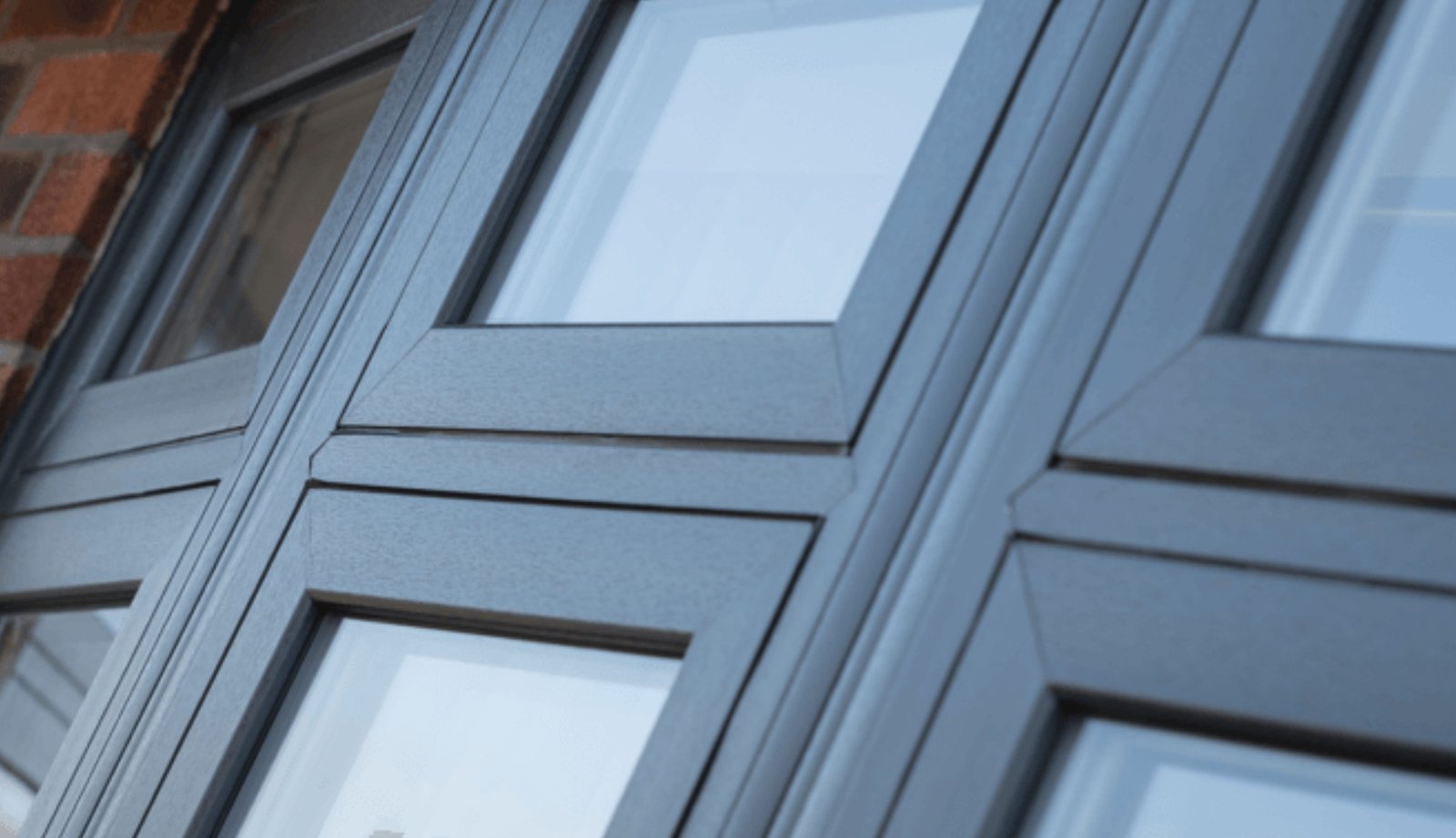 Anthracite Windows: Still in Vogue in 2024 – Love or Hate?