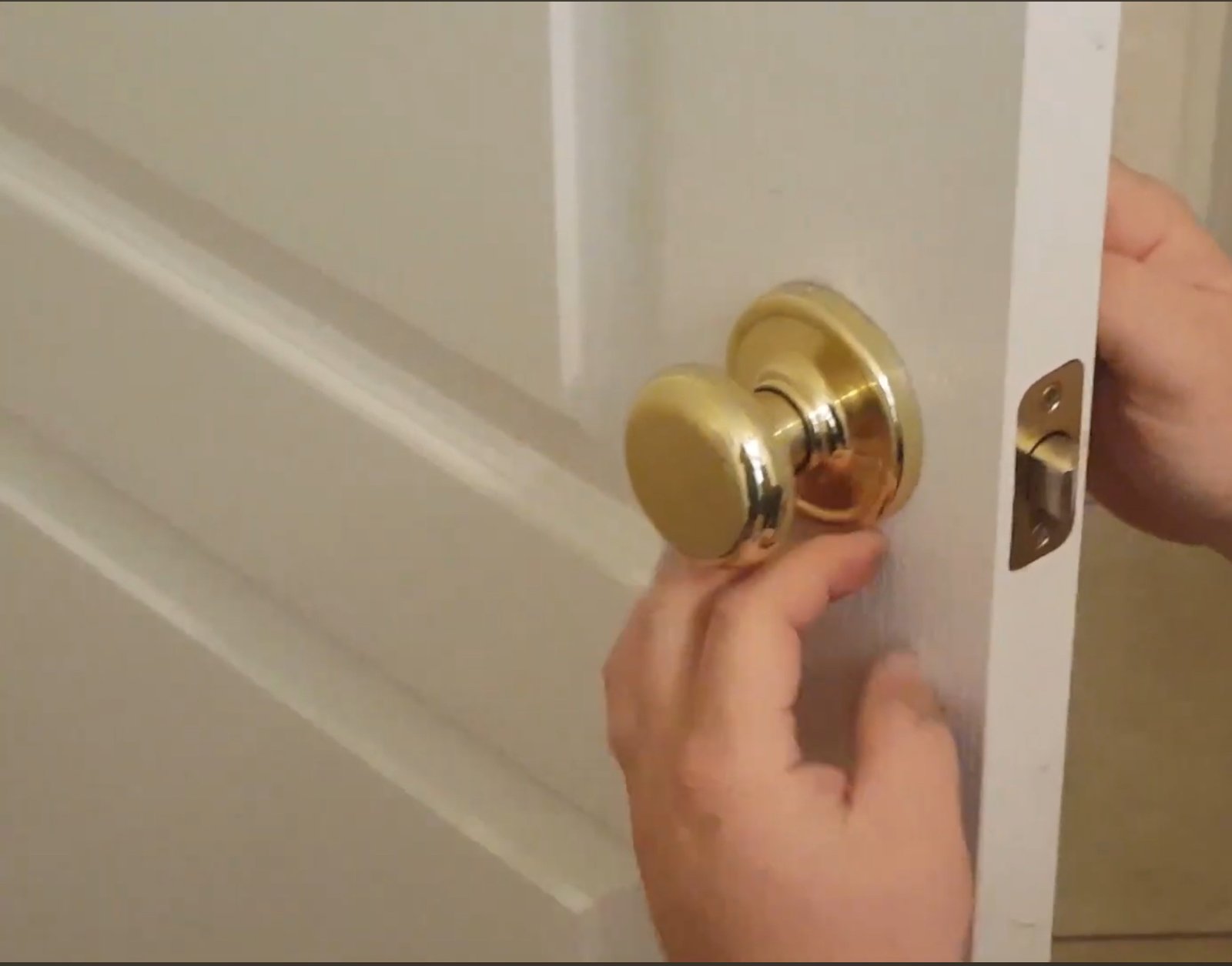 How to Remove a Door Knob with No Screws: A Step-by-Step Guide With Videos